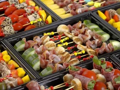 Канапе с сырокопчёным окороком и свежим огурчиком