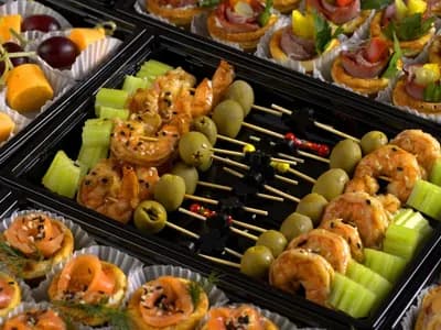 Канапе с тигровой креветкой, оливкой и сочным сельдереем