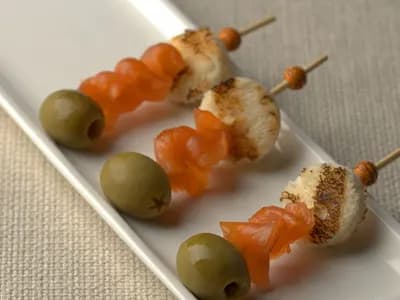 Канапе со слабосоленой чилийской семгой ,оливкой и мини-гренкой