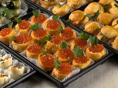 Красная икра в корзинке из заварного теста