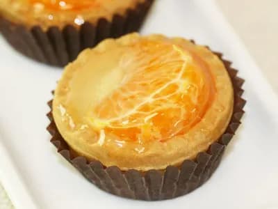 Песочные корзиночки с заварным кремом и дольками мандарина