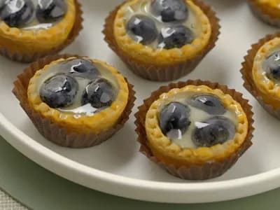 Песочные корзиночки с заварным кремом и свежей голубикой