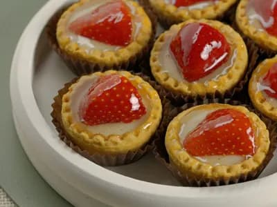 Песочные корзиночки с заварным кремом и клубникой