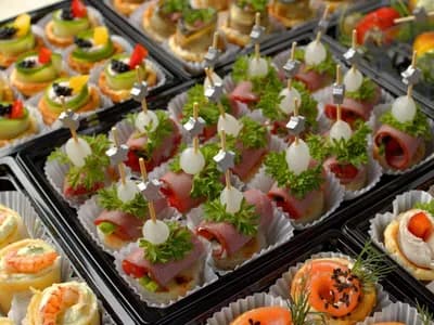 Рулетик из копчёной говядины с сырным соусом, сладким перцем и жемчужным луком