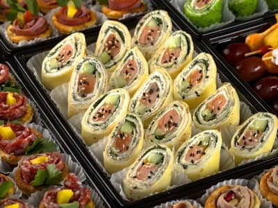 Рулетик из форели со сливочным сыром в блине