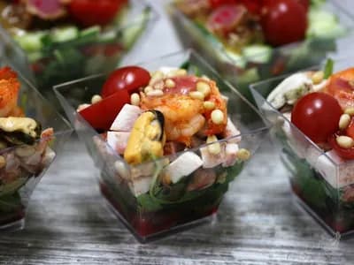 Салат "Сен-Жак" с креветками, гребешками и куриной грудкой, заправленный соусом из свежей малины