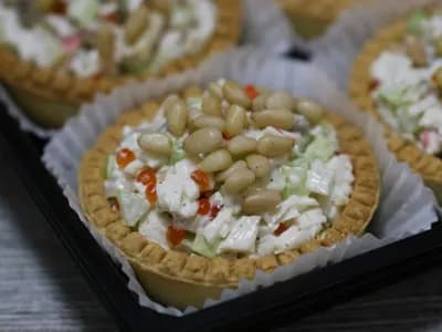 Салат из снежного краба с огурцом, красной икрой и кедровыми орешками