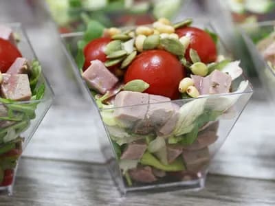 Салат с утиной грудкой, помидорами Черри, кедровыми орешками и гранатовым соусом