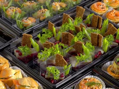 Селёдочка с муссом из запеченной свеклы и ржаными чипсами