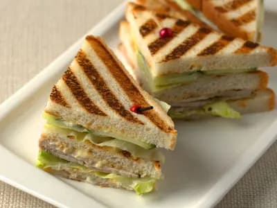 Сэндвич с курицей (куриная грудка, сливочный сыр, свежий помидор, зеленый лист салата, тосты)