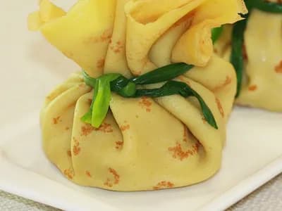 Жульен с курицей и грибами в блинном мешочке