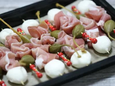 Пармская ветчина с моцареллой и гигантским каперсом