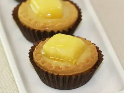 Песочные корзиночки с заварным кремом и свежим ананасом