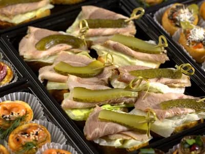 Брускетта с бужениной и маринованным огурчиком