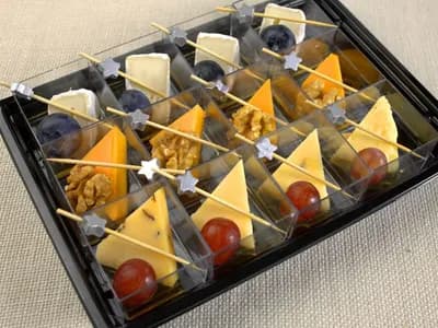 Веррины из благородных сыров с мёдом, орехами и ягодами