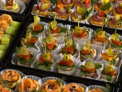 Канапе с бужениной и маринованным огурчиком