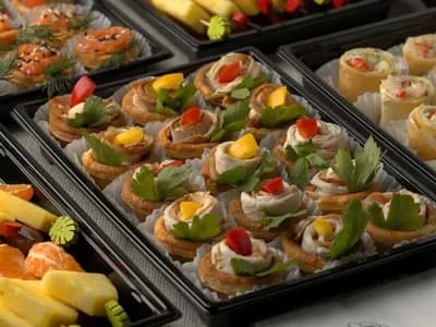 Канапе с запечёной индейкой и сырным соусом