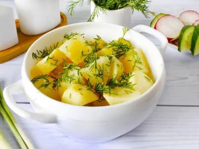Отварной картофель с зеленью и чесночком