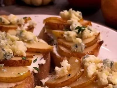 Брускетта с грушей и сыром с Дор Блю(10шт)