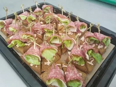 Кораблики с колбасой и сыром(10шт)