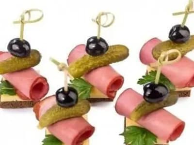 Канапе с ветчиной и корнюшонами (10шт)