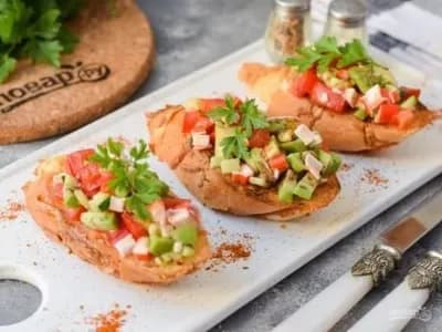 Брускетта с крабом и авокадо (10шт)