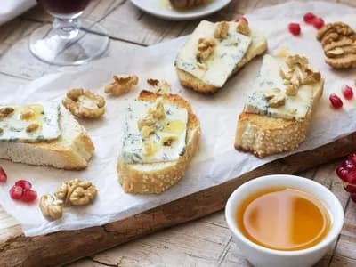 Брускетта с медом и сыром с плесенью(10шт)