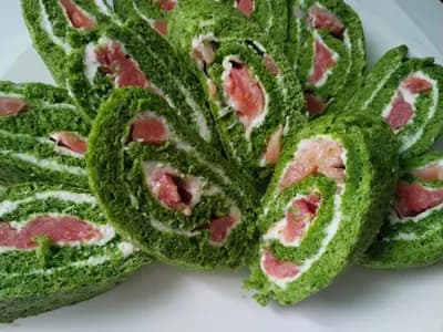 Рулет со шпинатом и слабосоленой красной рыбкой