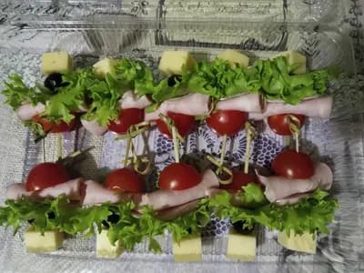 Канапе c ветчиной, сыром Чеддер, помидором черри, листом салата и оливкой 10шт