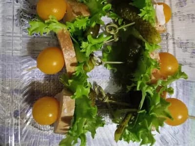 Канапе с копченой грудкой, помидором черри, листом салата и корнишоном