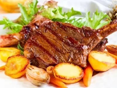 Стейк свинины с запеченным картофелем