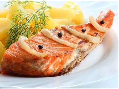 Стейк красной рыбки с картофелем