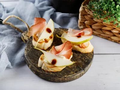 Брускетта с хамоном и грушей