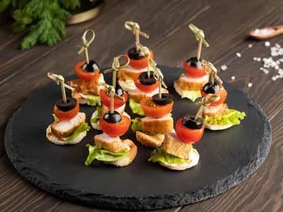 Канапе «Цезарь» с куриным филе 10 штук
