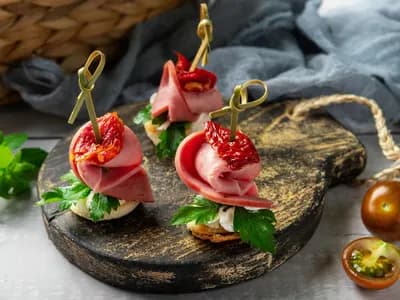 Канапе с говядиной и  вяленным томатом 10 штук