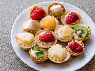 Тарталетки с кремом, ягодами и фруктами