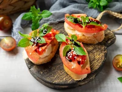 Брускетта с томатами и сливочным сыром