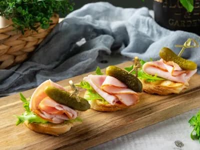 Брускетта с бужениной и корнишоном