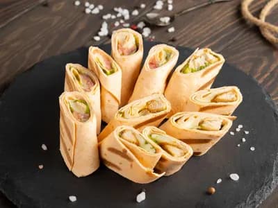 Роллы «Цезарь» с куриным филе 4 штуки