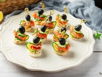 Канапе со слабосоленым лососем и сливочным сыром 10 штук