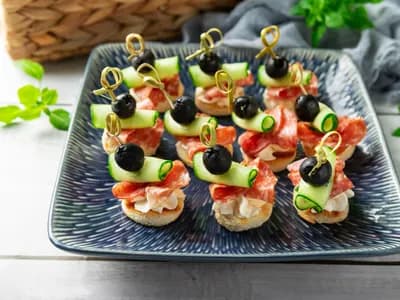Канапе с салями и маслиной 10 штук