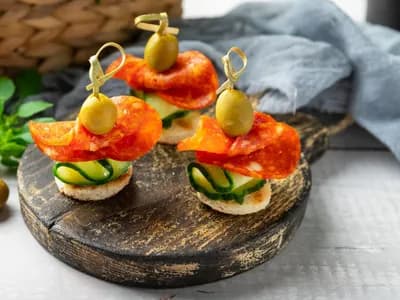 Канапе с острой колбаской пеперони и оливкой 10 штук
