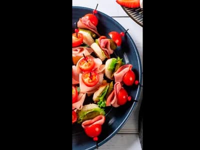 Канапе с говядиной, корнишоном и томатом черри 10 штук