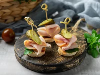 Канапе с бужениной и корнишоном 10 штук