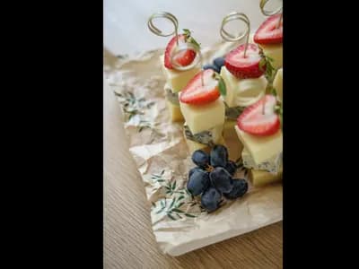 Канапе ассорти сыров с клубникой