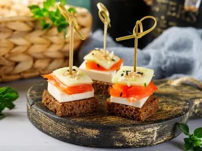 Канапе с лососем и сыром фета на ржаном тосте 10 штук