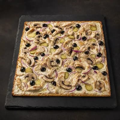 Мясная пицца с белым соусом по-Итальянски большая