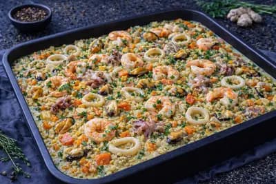 Морепродукты с булгуром и овощами в сливочно-чесночном соусе