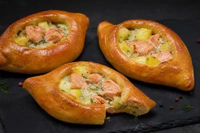 Пирожок Расстегай с горбушей и картофелем
