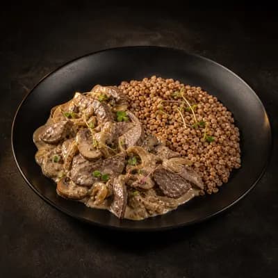 Печень куриная в сливочном соусе с луком и грибами — порция 350 г